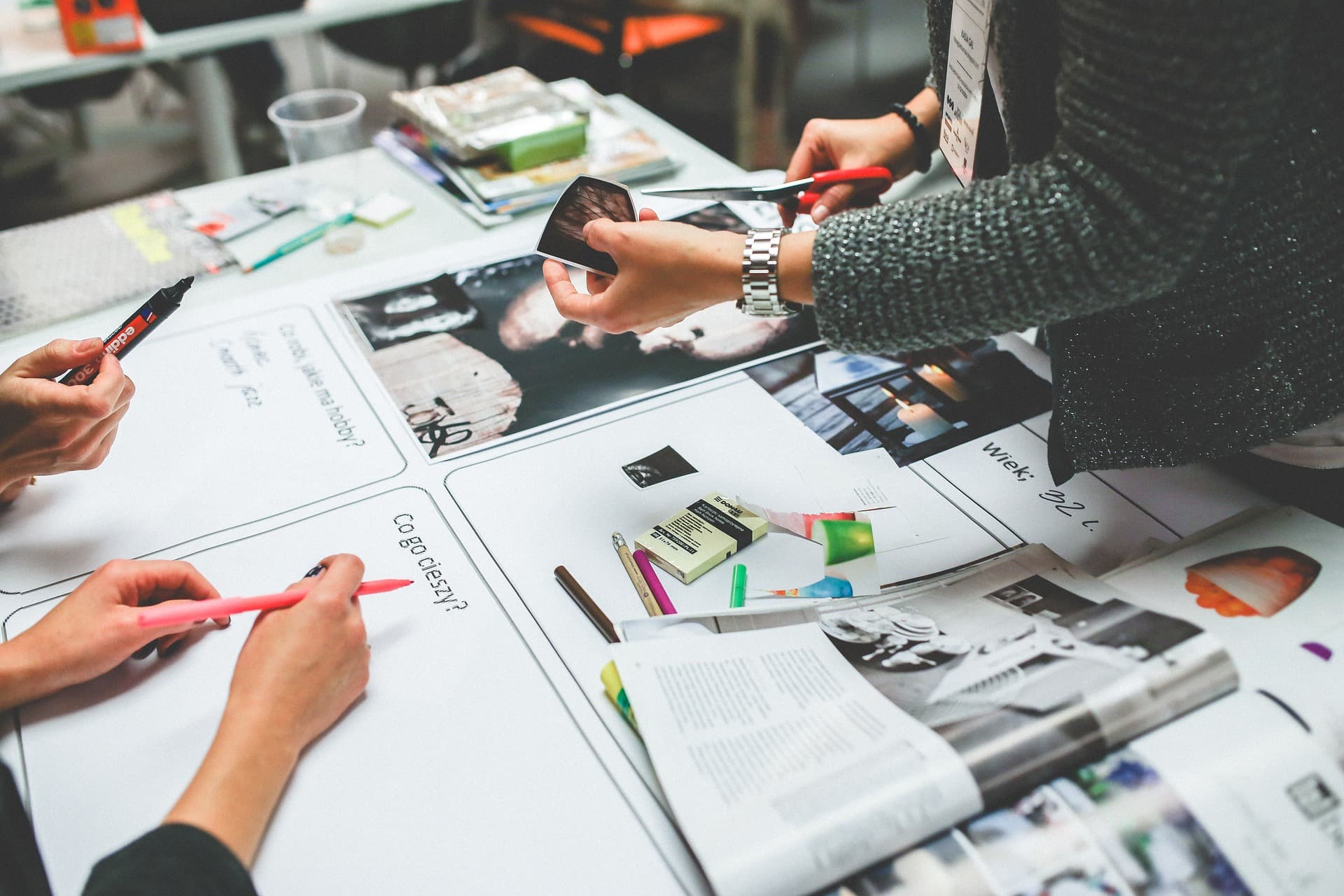 Kreative Projektplanung mit Entwürfen und Arbeitsmaterialien