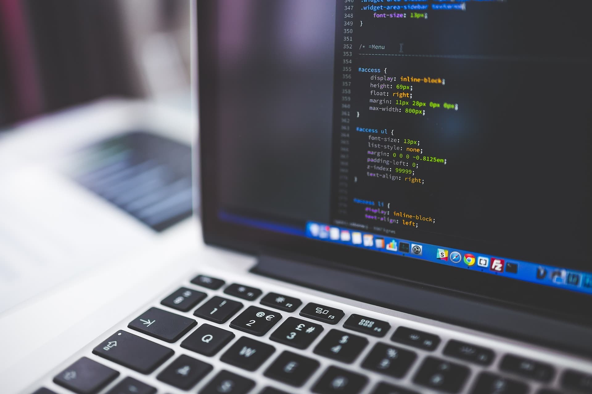 Softwareentwicklung an einem Laptop