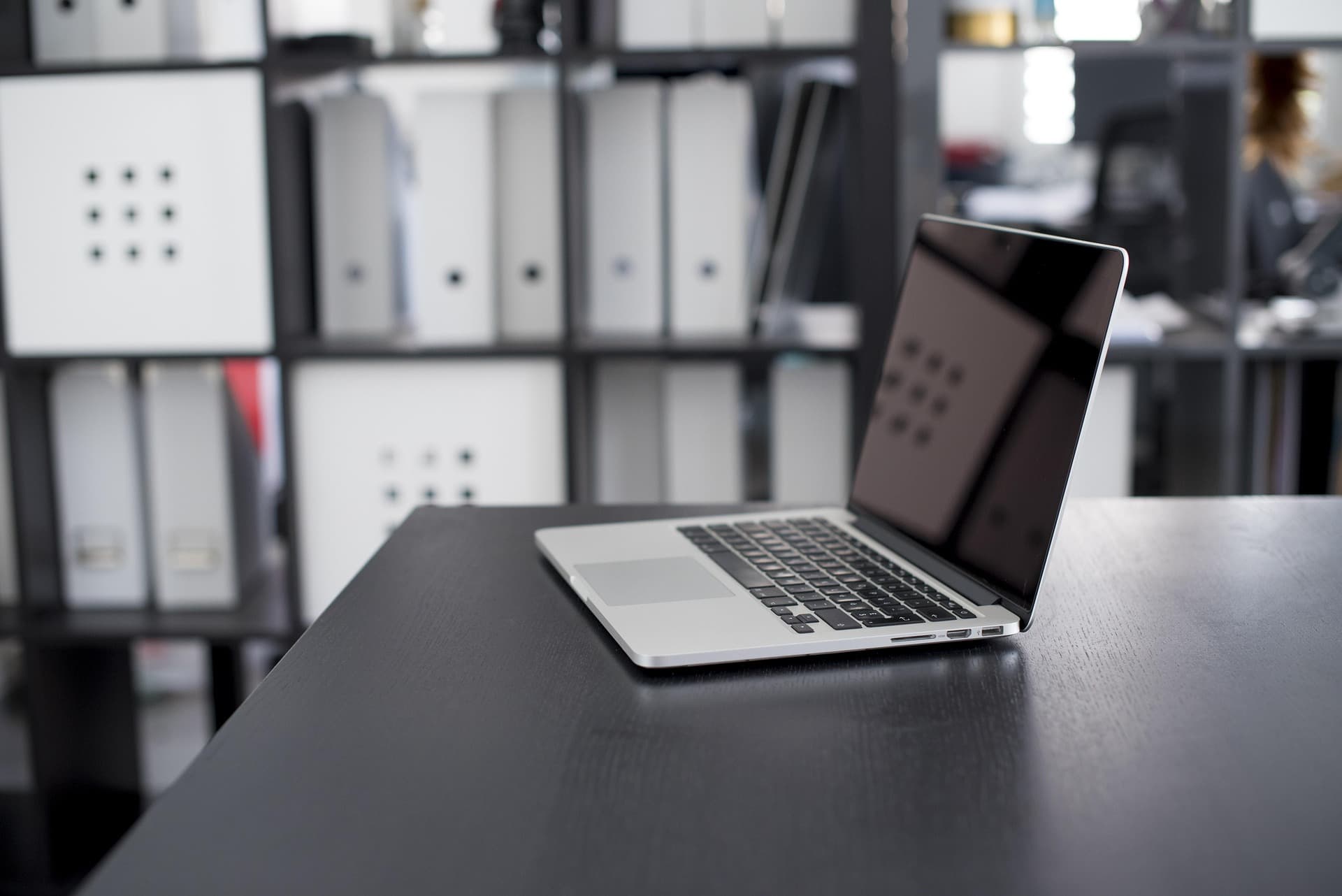 Laptop-Arbeitsplatz für eine individuelle Webanwendung